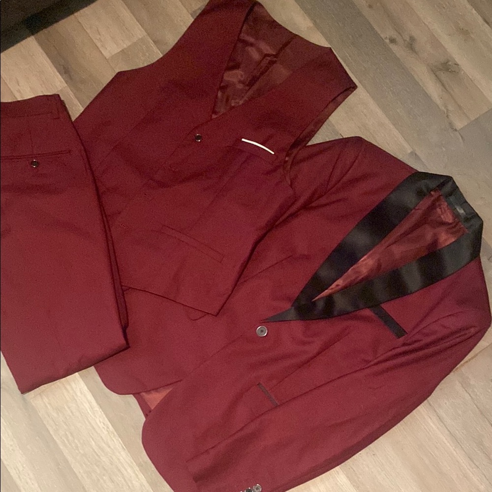 Elegant Burgundy Men's Suit Set